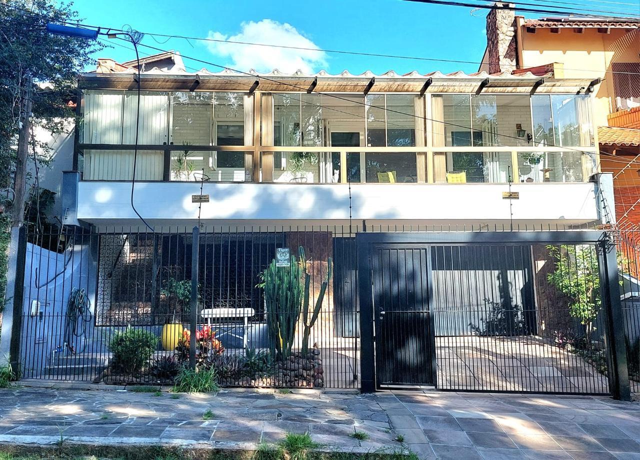 Severo&Rocco vende excelente sobrado com 3 quartos e 2 vagas de garagem coberta